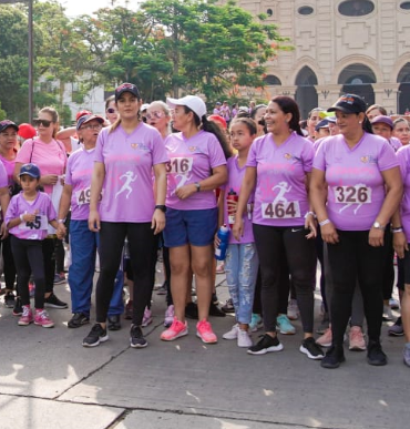 La Gestora Social de Garzón, Luz Karime Behanie liderando la ‘Carrera de la mujer’.